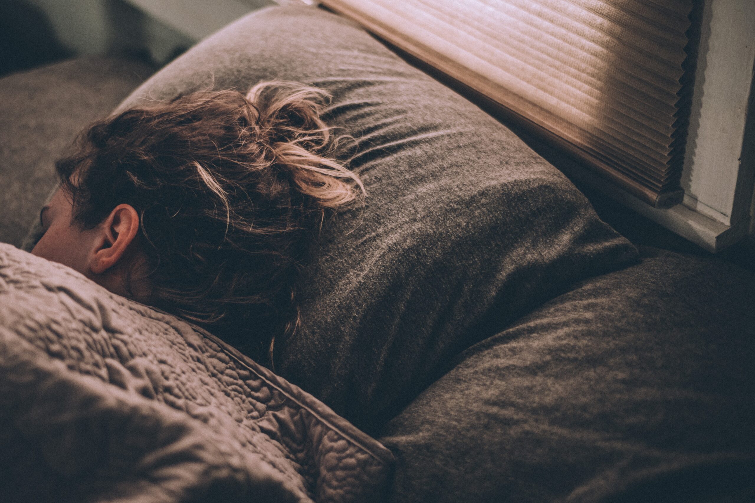 Jak spolu souvisí spánek a imunita? Víme, proč je odpočinek tak důležitý